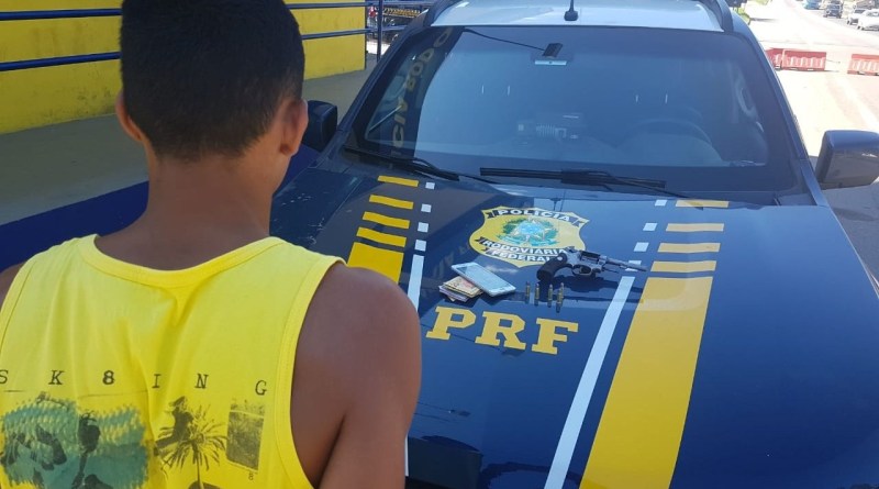 Os agentes da Polícia Rodoviária Federal encontraram o revólver calibre 32 embaixo do banco onde o suspeito estava sentado (Foto: Divulgação/PRF)