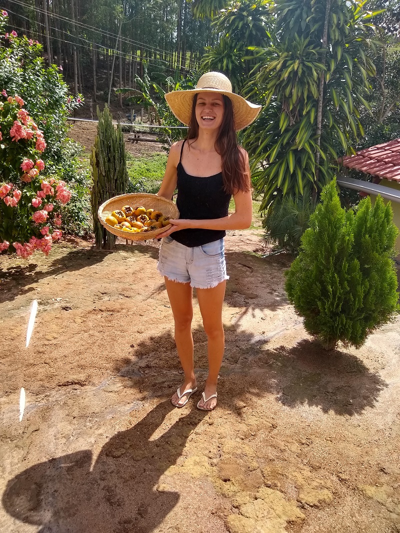 Beatriz mostra feliz o fruto do seu trabalho no sítio (Foto: Acervo Pessoal)