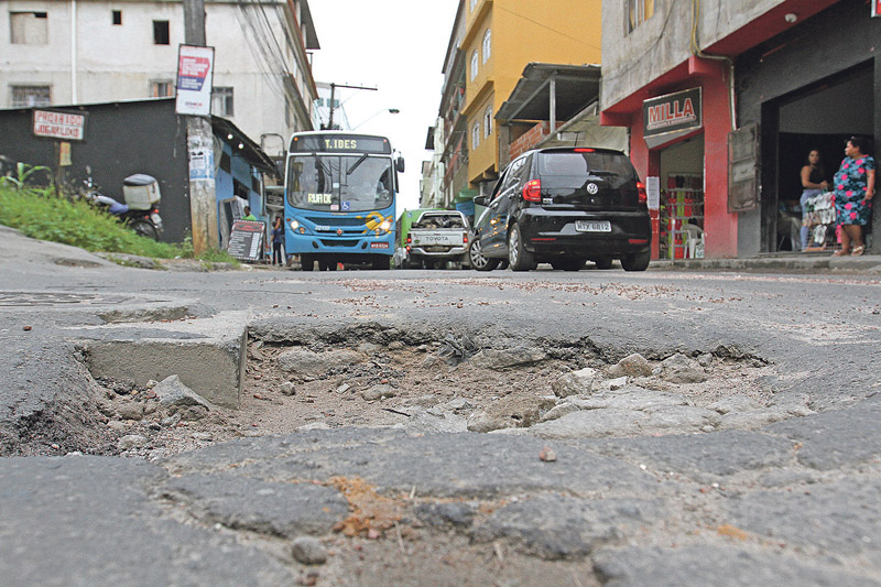 Na rua Dom Pedro II, que dá acesso ao terminal de Campo Grande, há muitos buracos que podem provocar acidentes (Foto: Antonio Moreira / AT)