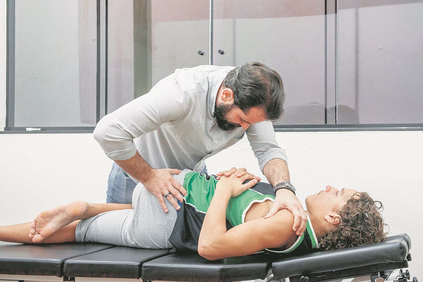 Vitor Lorentz acompanha paciente durante fisioterapia visando fortalecer a musculatura e melhorar a postura. (Foto: Instituto Lorentz)