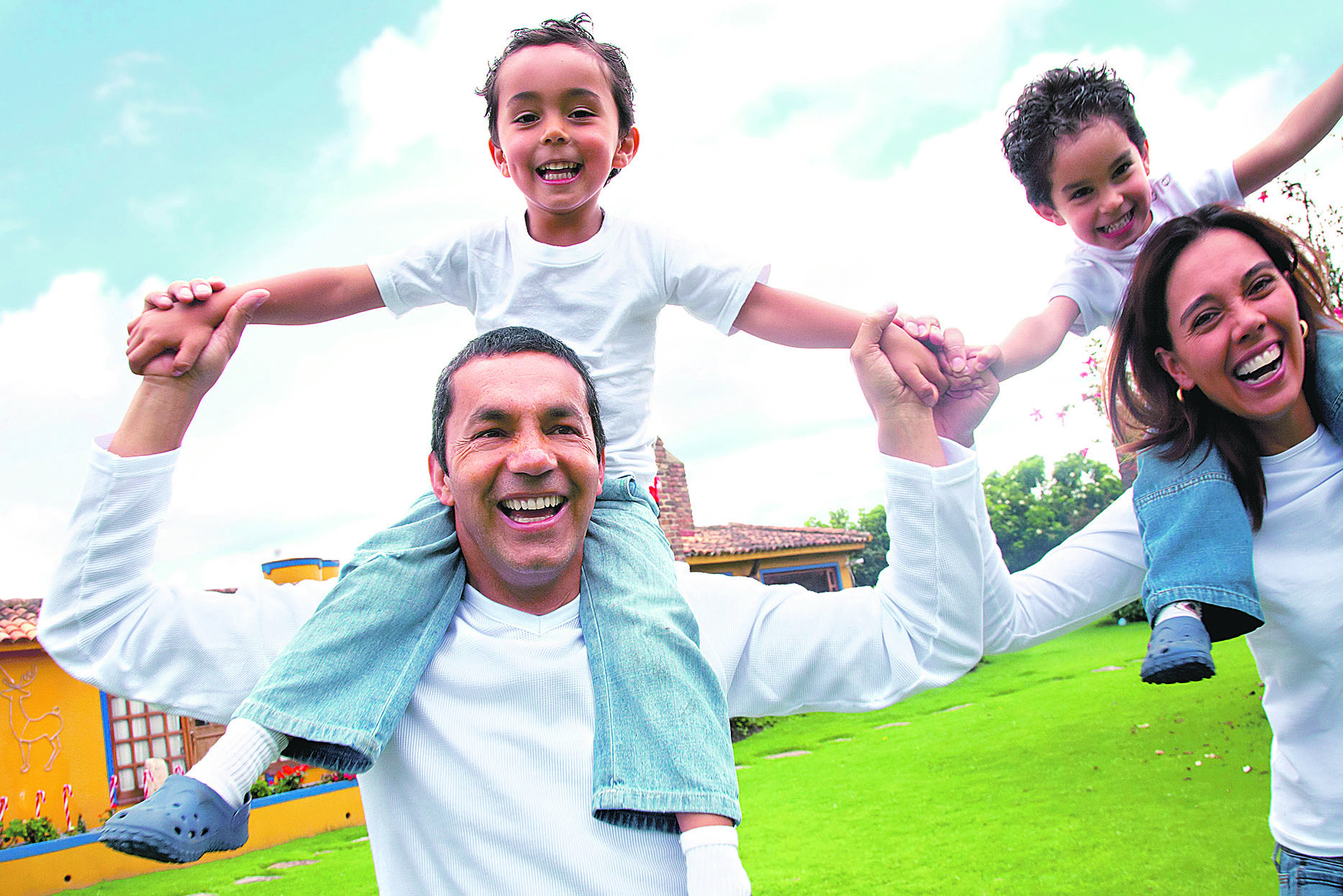 Família reunida em momento de diversão: cartão também oferece desconto em estabelecimentos de lazer. (Foto: Freepik.com)