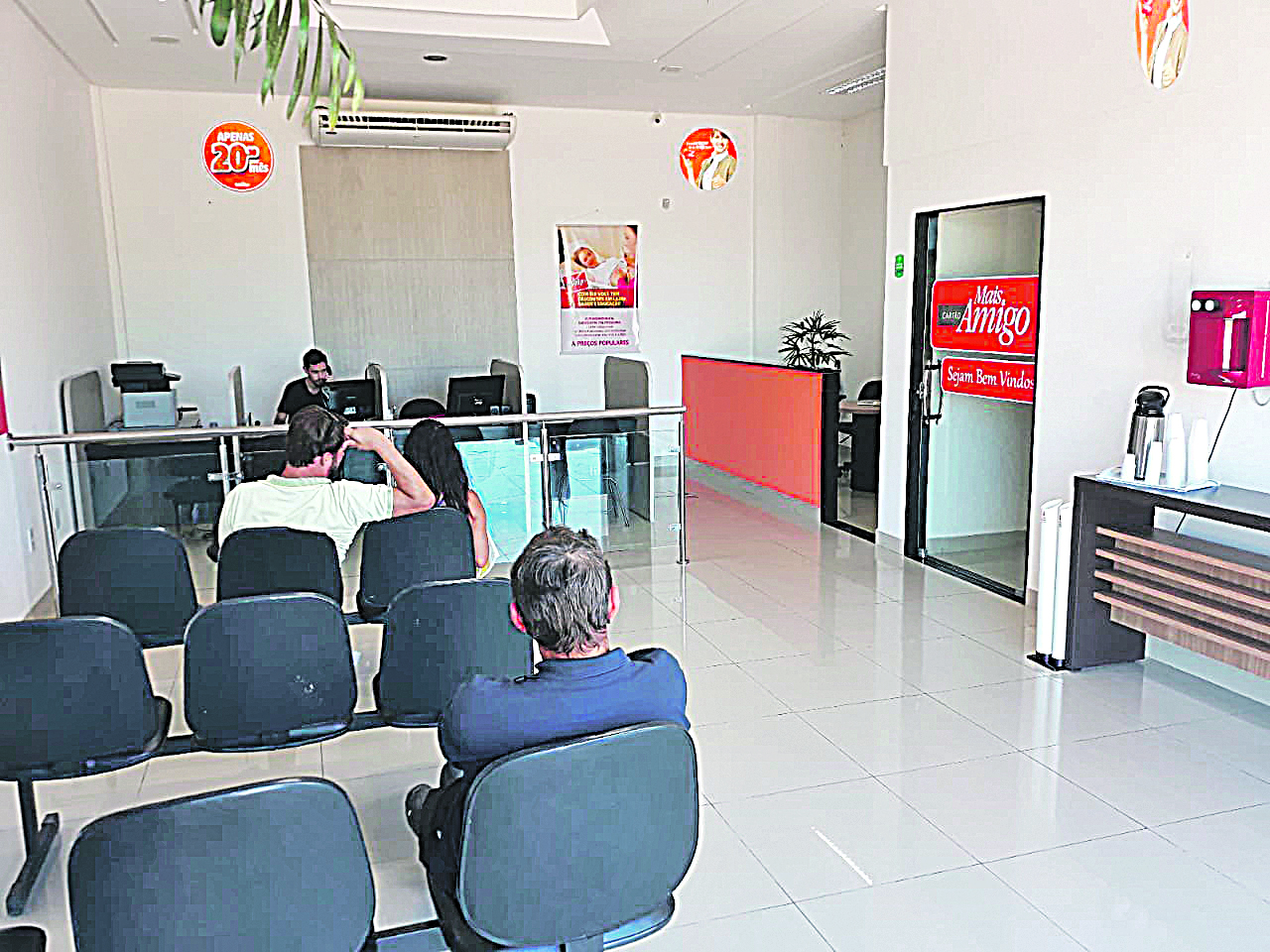 Usuários aguardando atendimento: percentuais dos descontos para os clientes variam de 10% a 90%. (Foto: Divulgação)