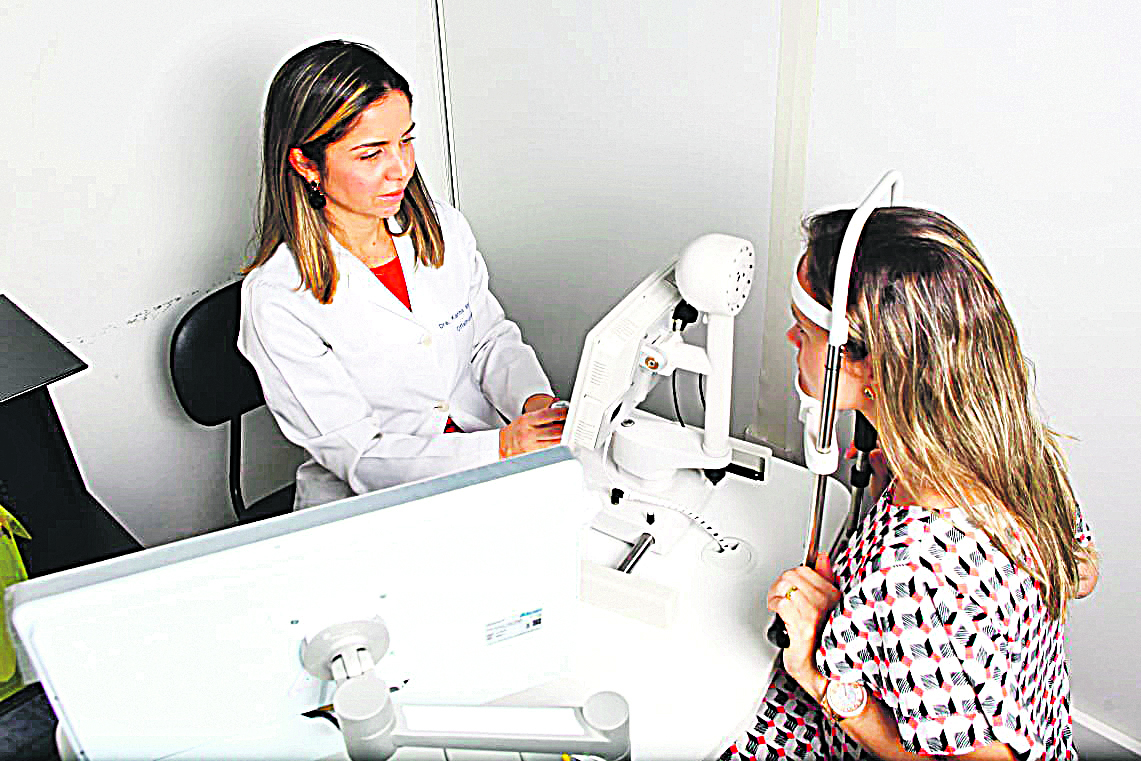 Karine Moyses moro afirma que cabe ao médico determinar o melhor tratamento para cada paciente. (Foto: Centro de Oftalmologia Moyses)