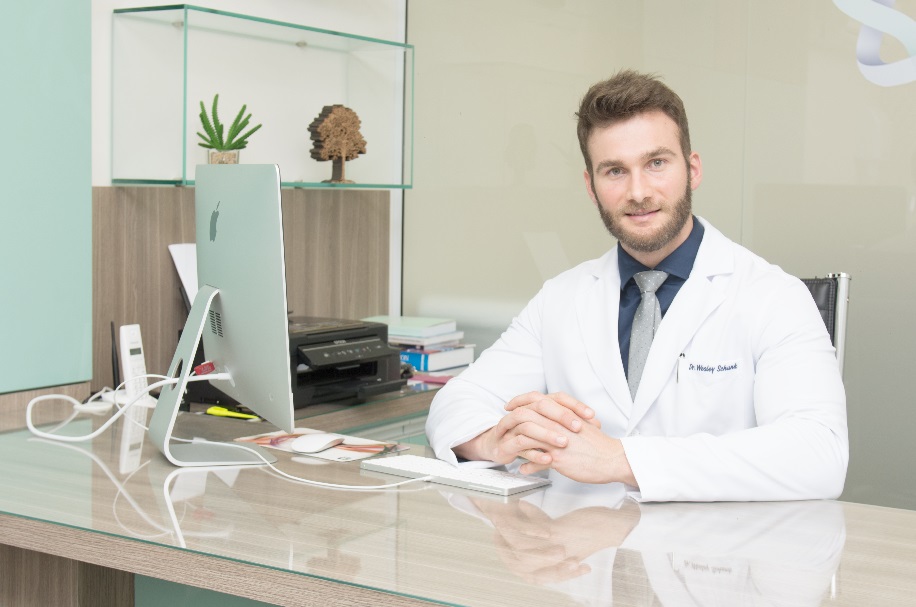O médico Wesley Schunk trabalha a medicina da  prevenção a curto, médio e longo prazos, principalmente  de doenças  crônicas (Foto: Mara Rubia Fotografia)
