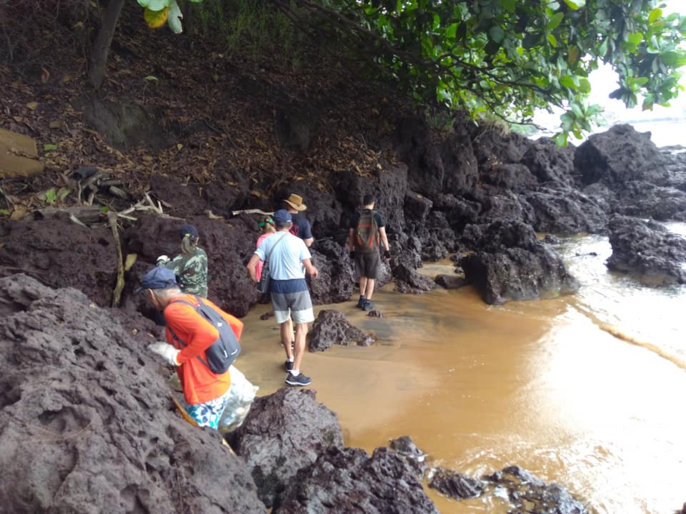 Trilha até o ponto mais distante da praia tem desafios como a caminhada entre as pedras (Foto: Divulgação)