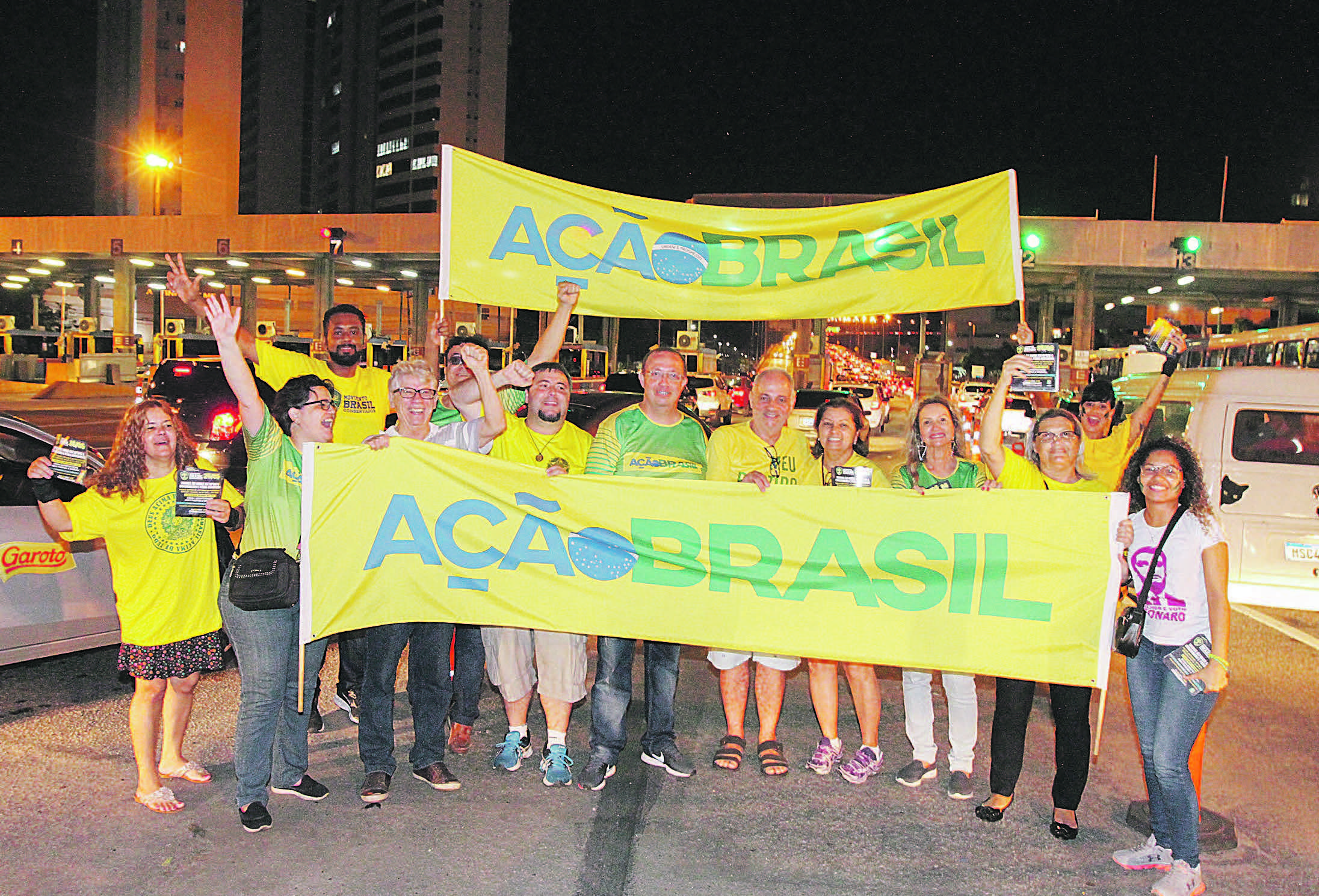 Manifestantes levaram faixas e distribuíram folhetos, na sexta-feira (24), chamando os motoristas para o ato de domingo (26). (Foto: Beto Morais/AT)