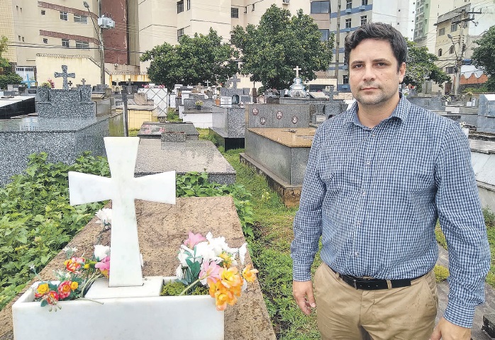 Carlos Von disse que tentou orientar a eleitora que pediu a remoção dos restos mortais do marido do cemitério (Foto: Roberta Bourguignon/AT)