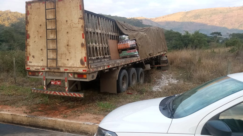 Caminhão que transportava bebidas saiu da pista (Foto: Divulgação / PMES)