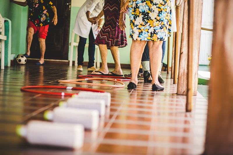 Nos lares, os idosos participam de atividades voltadas para a sua idade e recebem carinho dos profissionais. (Foto: Casa Cuidar)