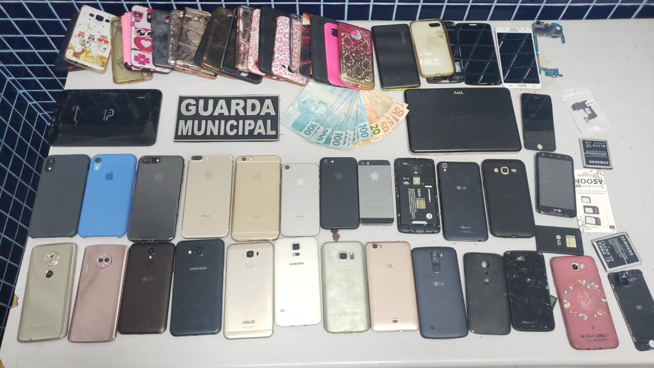 Celulares roubados foram levados para o DPJ de Vila Velha (Foto: Divulgação / PMVV)