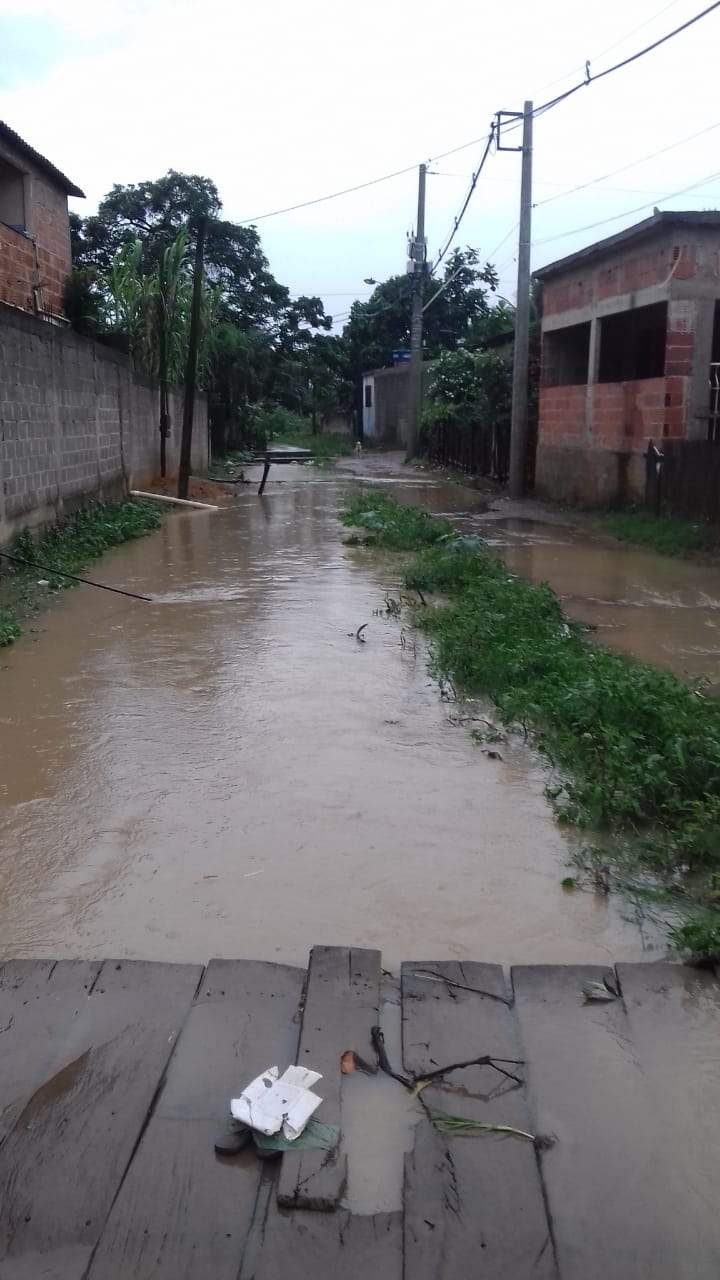 Situação na divisa dos bairros Flexal I e II, em Cariacica (Foto: Hélio Maia)