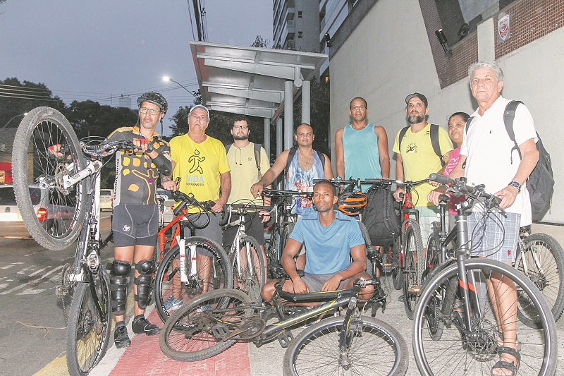 Ciclistas à espera do ônibus do Bike GV, em Vitória. (Foto: Beto Morais/AT)