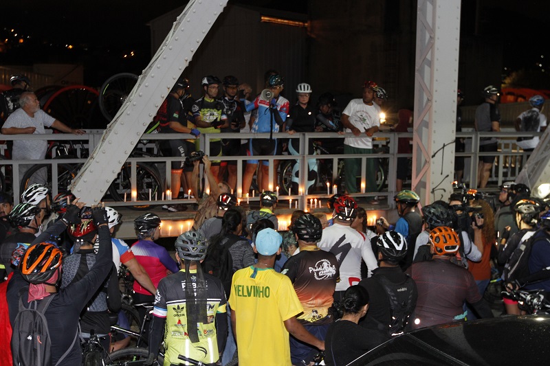 Ciclistas fizeram oração nas Cinco Pontes. (Foto: Leonardo Bicalho/AT)