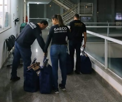 Integrantes do Gaeco recolhem documentos em órgãos públicos (Foto: Divulgação/MPES)