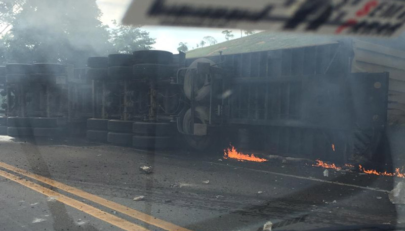 Carreta tombou e pegou fogo às margens da rodovia (Foto: Nathalia Ferreira / Compartilhada via WhatsApp)
