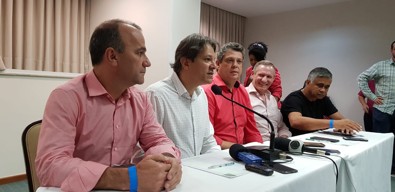 Haddad em coletiva de imprensa em Vitória (Foto: Fabiana Tostes)