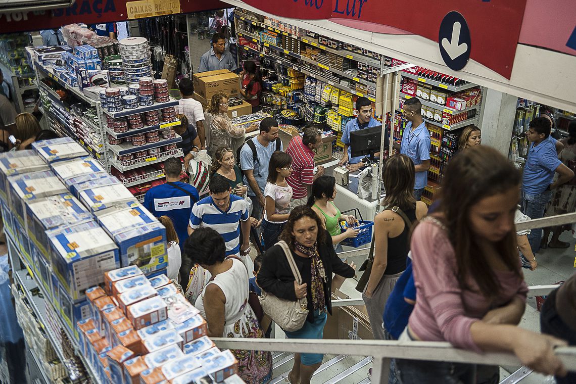 Comércio em funcionamento antes da pandemia: prejuízos começam a afetar os empregos (Foto: Marcelo Camargo / Agência Brasil)