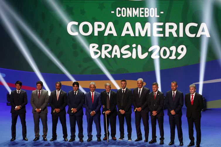 Treinadores das seleções no sorteio dos grupos da Copa América Brasil 2019, na Cidade das Artes, no Rio de Janeiro (Foto: Fernando Frazão/ Agência Brasil)