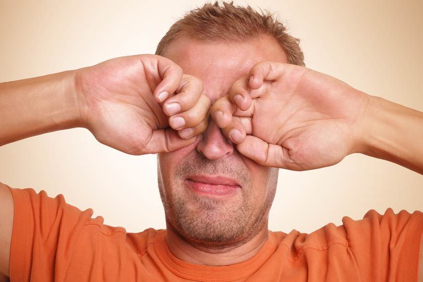 Homem coça o olho: hábito pode ser um sintoma de uma doença chamada ceratocone, que afeta a córnea. (Foto: littleeyes.com)