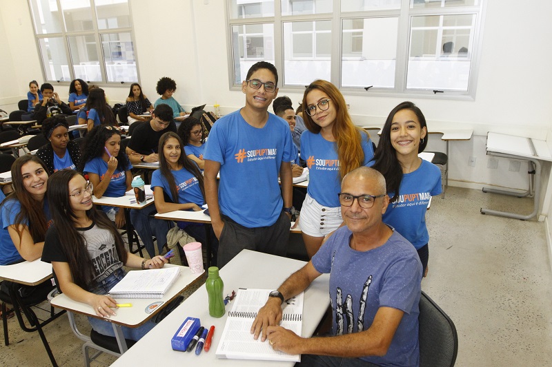 Professor Renato Coutinho, do PuptMais, com alunos que estão se preparando para o exame nacional (Foto: Thiago Coutinho/ AT/ 30/04/19)