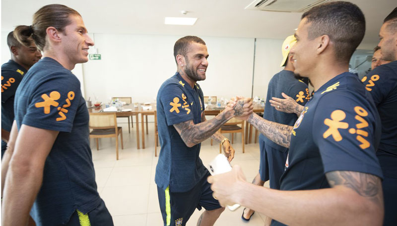 Daniel Alves já está reunido com o elenco da Seleção (Foto: Lucas Figueiredo / CBF)