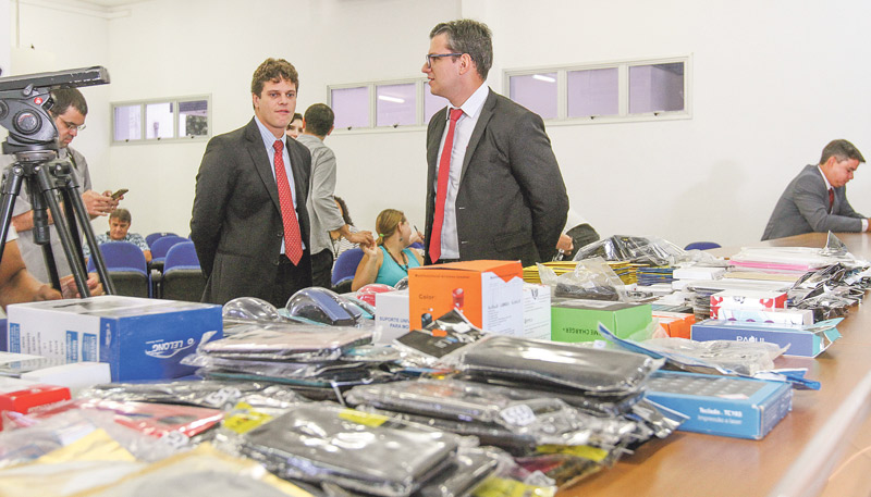 Delegados Gabriel Monteiro e Romualdo Gianordoli conversam sobre operações da polícia que apreenderam material (na mesa) em lojas de celulares da Grande Vitória (Foto: Antonio Moreira/AT)