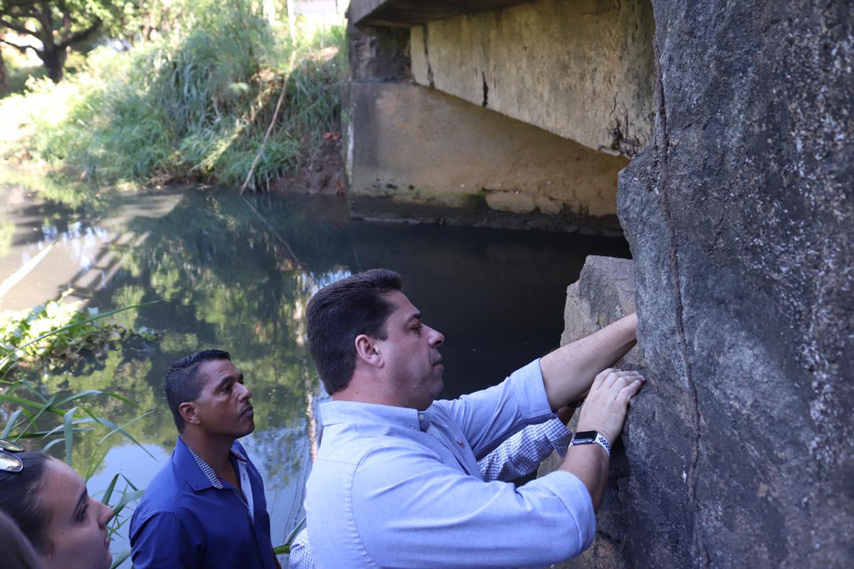 Deputado Marcelo Santos durante visita técnica na ponte que liga Cariacica e Viana. (Foto: Divulgação/Bruno Fritz)
