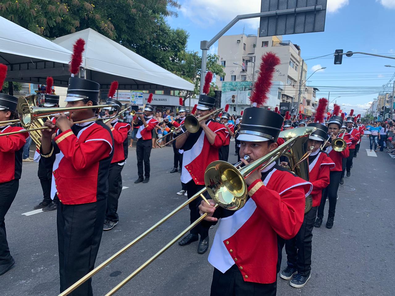 Banda se apresenta durante desfile (Foto: Kadidja Fernandes/ AT/ 23/05/19)
