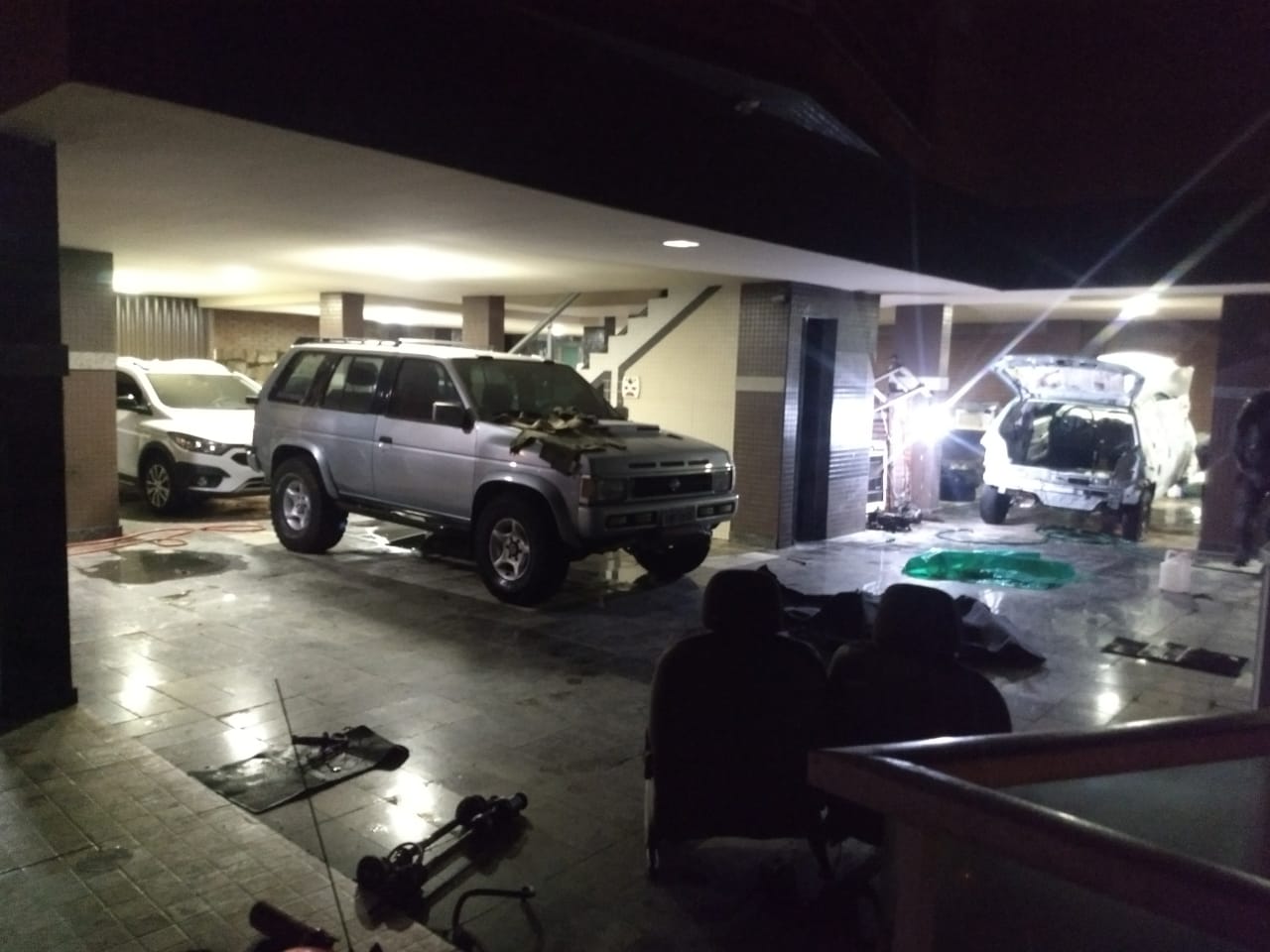 Garagem onde veículos foram encontrados (Foto: Divulgação/ PMES)