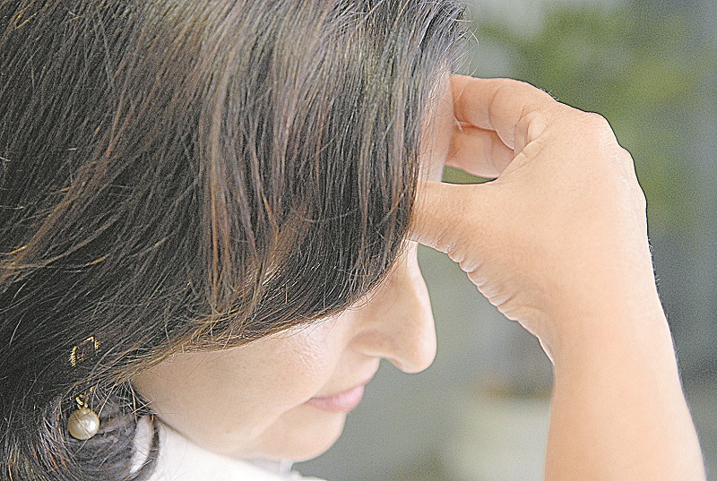 Mulher com dor de cabeça: enxaqueca atinge mais pacientes do sexo feminino do que o masculino (Foto: Divulgação)