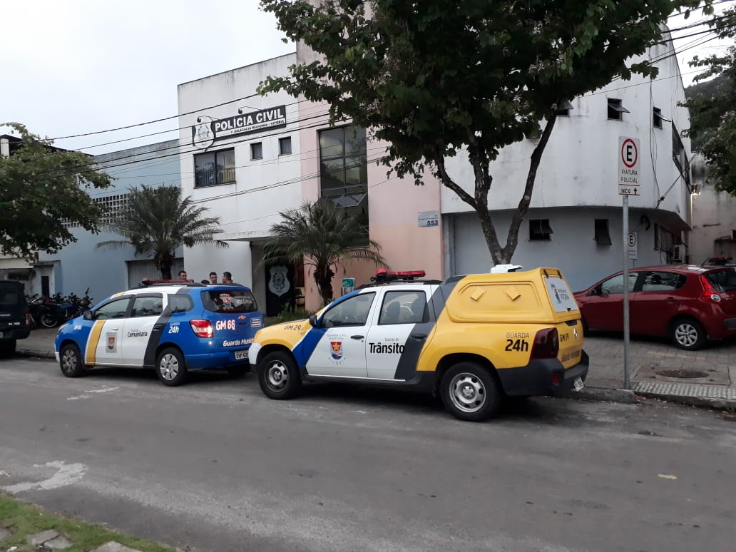 Motorista foi levado ao DPJ de Vitória. (Foto: Patricia Maciel)