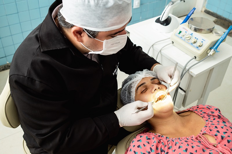 odontólogo evandro paiva durante procedimento odontológico a paciente em seu consultório (Foto: Divulgação)