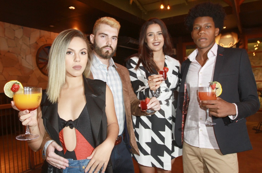 Bruno Trannin, Samuel dos Salustiano, Sarah Julya Damaceno e Stella Barros provam os drinks que serão tendência em 2019  (Foto: Dayana Souza/AT)