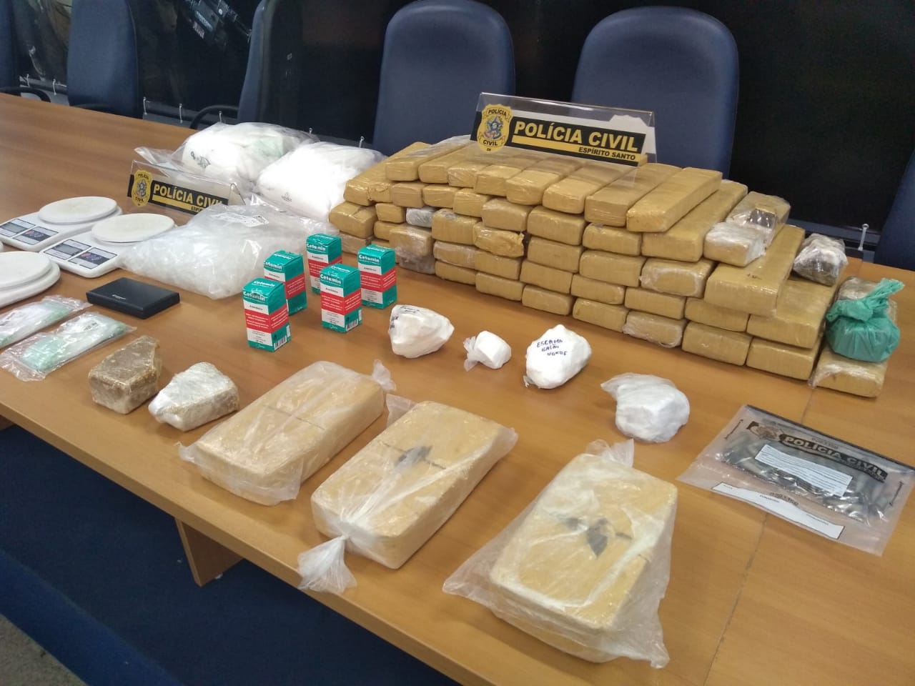Grande quantidade de drogas, entre outros objetos, apreendidos pela polícia na operação (Foto: Fábio Nunes/AT)