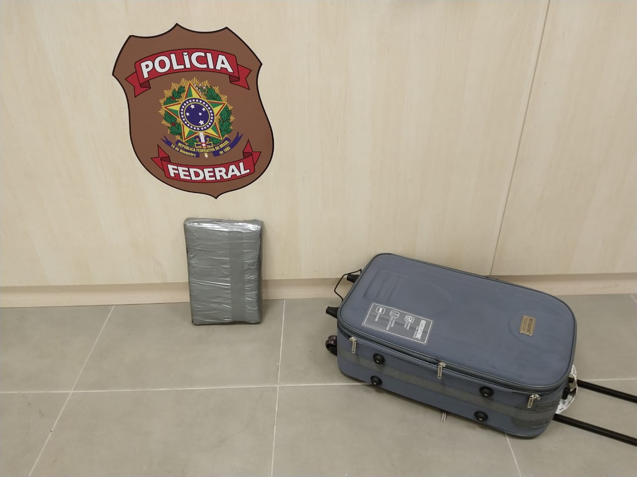 O pacote com a droga estava dentro da mala (Foto: Divulgação / PF)