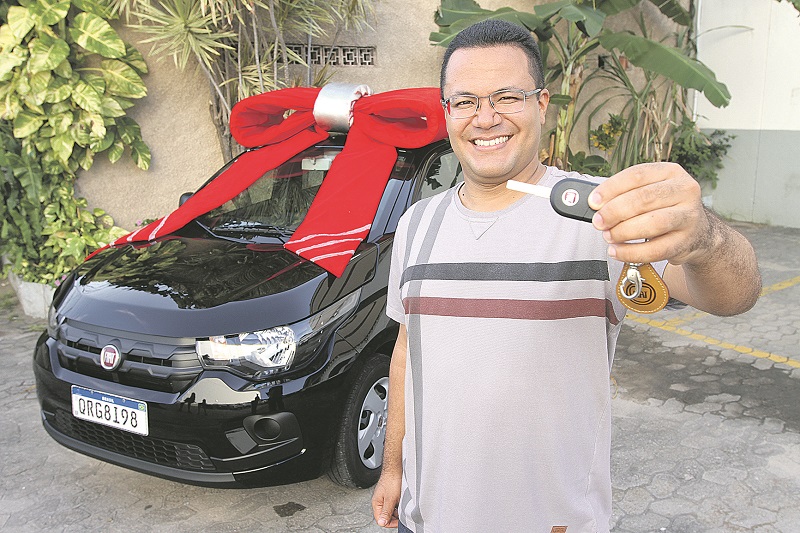 Edgar mostra a chave do veículo: “Agora eu pego o carro e não desgrudo mais. Ele é todinho meu”, comemorou (Foto: Beto Morais/AT)