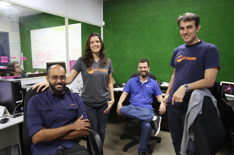 (Saulo (primeiro à direita), com Alan Albuquerque, Lais Vale e Anderson Tavares, está contratando - Foto: Dayana Souza/AT)