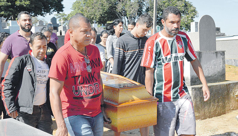 Parentes levam caixão com o corpo da adolescente Brunielly, no cemitério do bairro Coronel Borges, em Cachoeiro (Foto: Alessandro de Paula / AT)