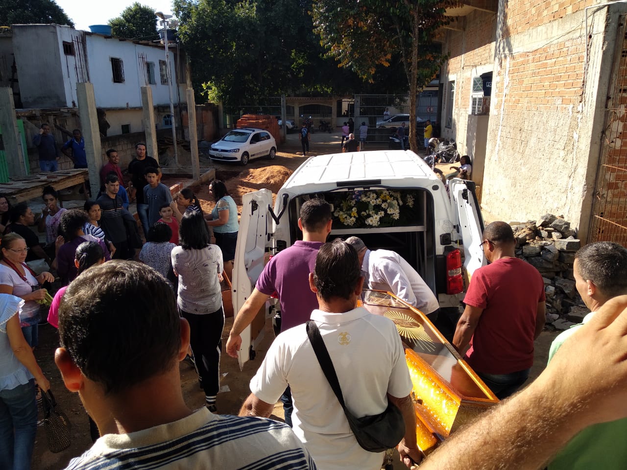 O sepultamento de Brunielly aconteceu na manhã desta quinta (Foto: Alessandro de Paula/AT)