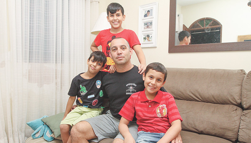 O 1º tenente da PM Anthony Costa, 47, com os filhos Guilherme, 12, Arthur, 9, e Bernardo, 6. “O projeto engloba valores com os quais me identifico”, disse (Foto: Beto Morais/AT)