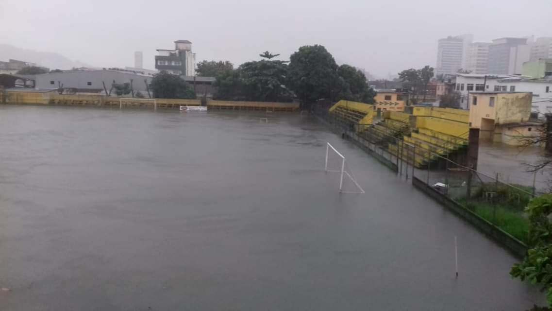 O gramado do estádio Gil Bernardes, em Vila Velha, ficou alagado com as fortes chuvas (Foto: Foto do leitor)