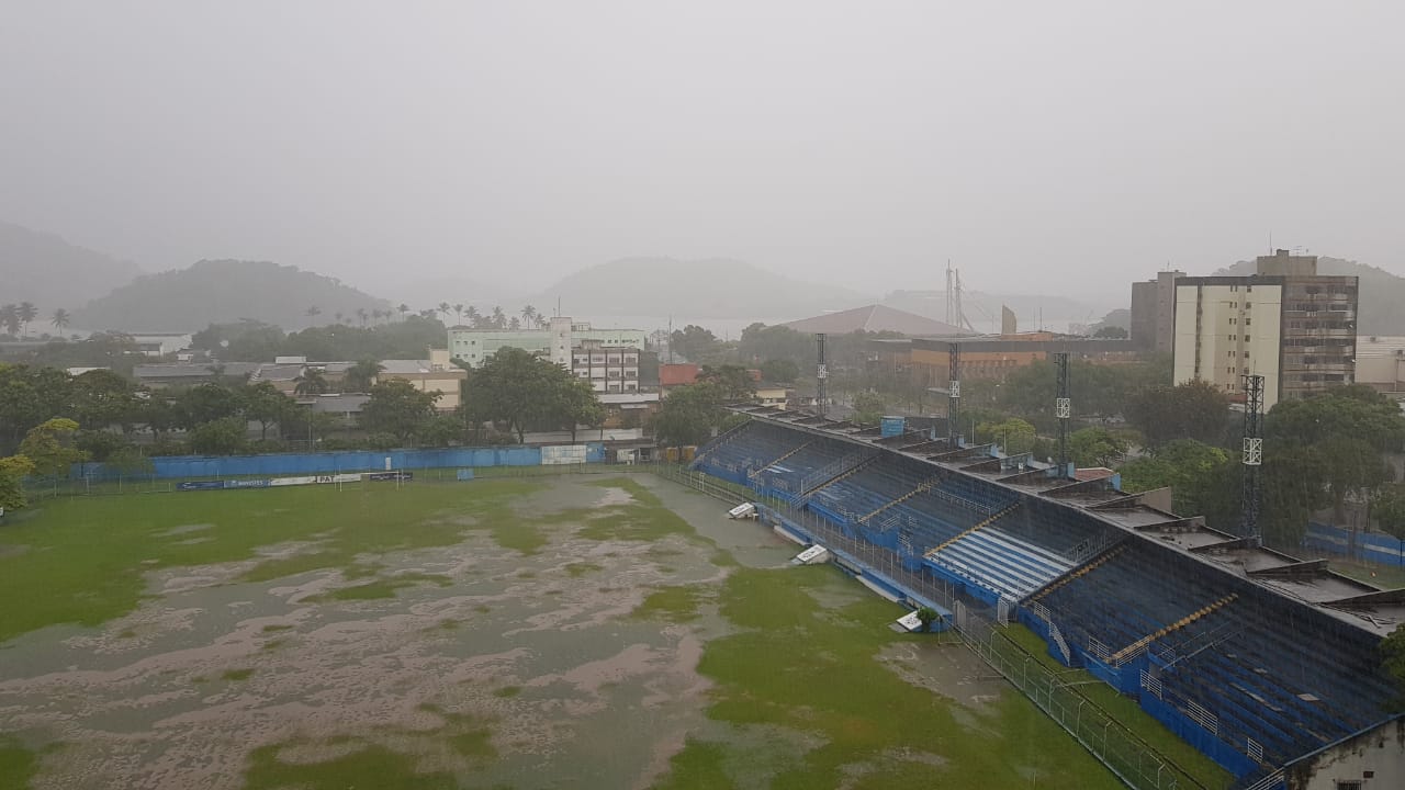 Chuva alagou o gramado do Estádio Salvador Costa, em Bento Ferreira, na Capital (Foto: Foto do leitor)