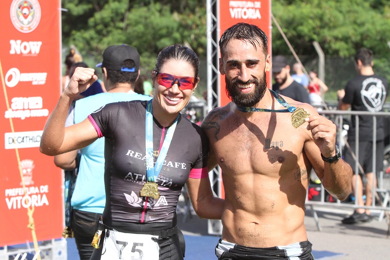 Hellen Fante e Felipe Annunciato exibem as medalhas após a conquista (Foto: Beto Morais/ AT/ 05/05/19)