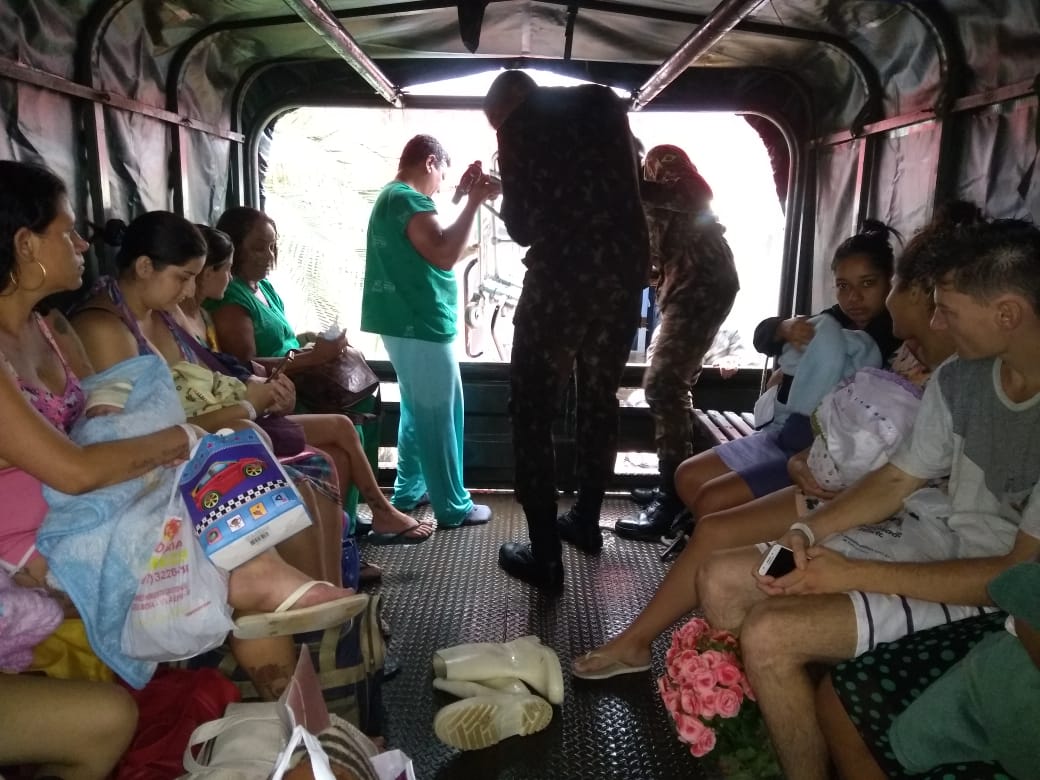 Pacientes e familiares transferidos pelo exército (Foto: Divulgação/ Exército)