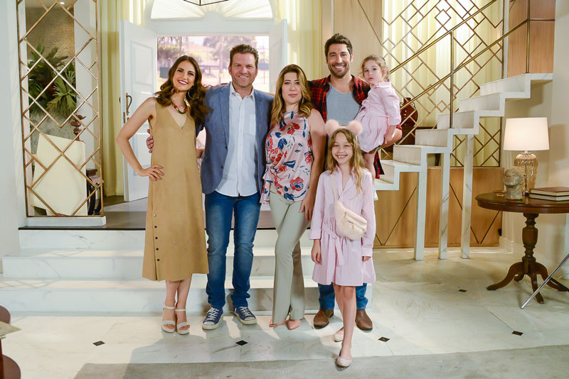 Cris Flores, Carlos Bertolazzi, Renata Muller, Victor Pecoraro e filhas (Foto: João Raposo / SBT)