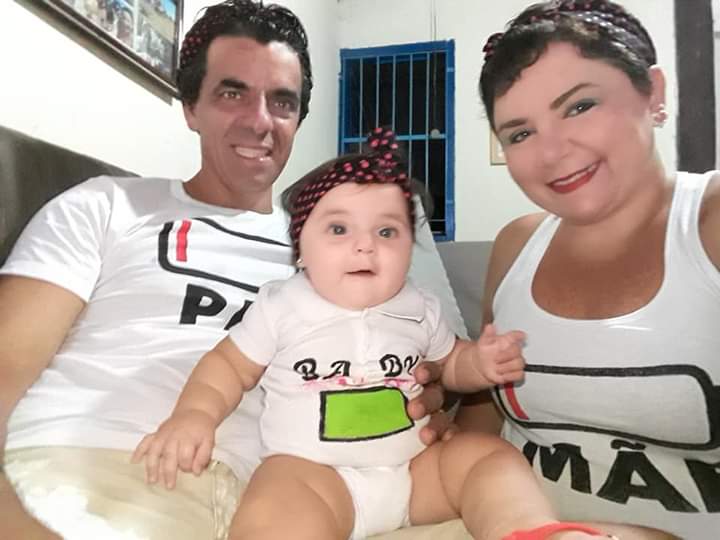 O pai Paulo Rodrigues Garajau, a mãe Irislene Matias e a pequena Helena em foto recente (Foto: Divulgação/Arquivo Pessoal)