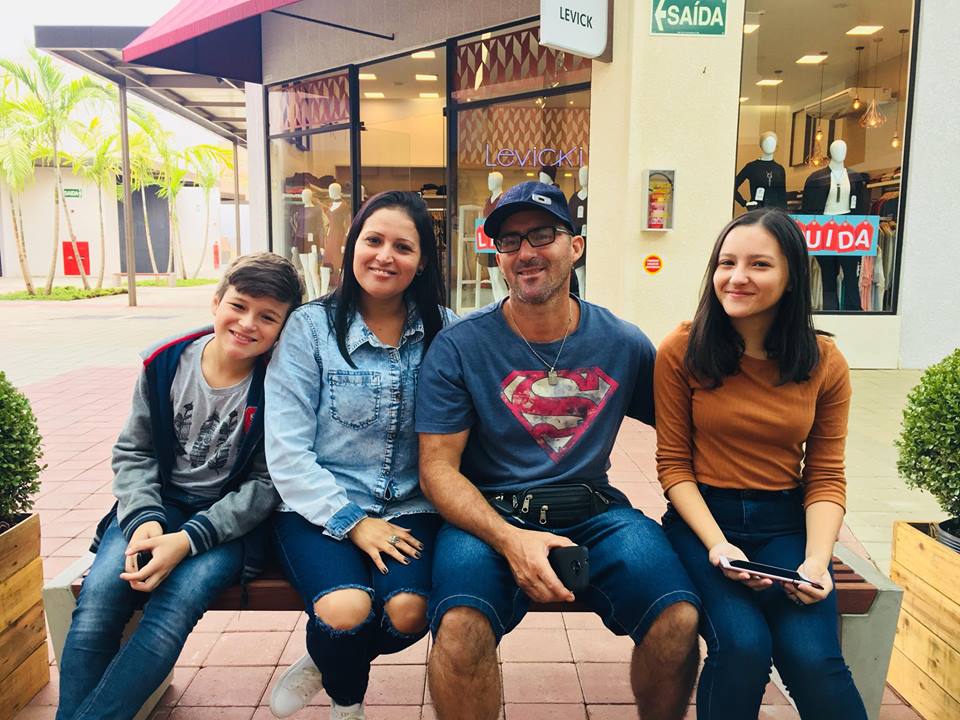 Débora, Fabiano e os filhos, Caroline e Felipe, estão entre os mortos (Foto: Reprodução Facebook)