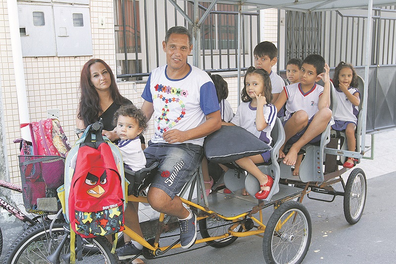 Marco Antônio conduz a bicicleta que ele mesmo adaptou, com bancos, para levar os sete filhos à escola (Foto: Thiago Coutinho/AT)