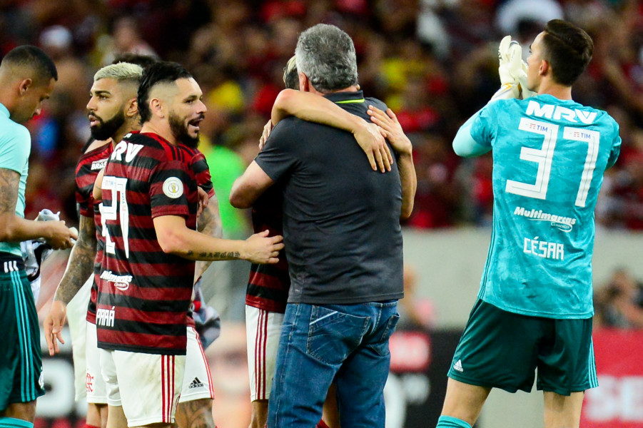 Abel é abraçado após a vitória sobre o Athletico/PR: desgaste total (Foto: Alexandre Vidal/Fla Imagem)