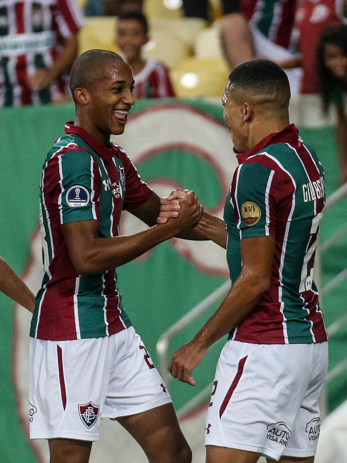 João Pedro, o dono do jogo, com Gilberto (Foto: Lucas Merçon/ FFC)
